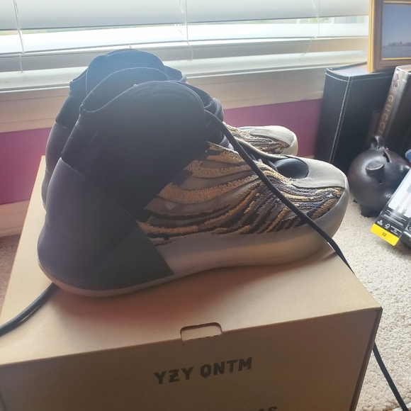 Yeezy Quatums - Picture 2 of 5